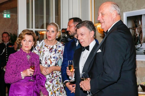 Al concluir la ceremonia de entrega, los galardonados convivieron entre sí.