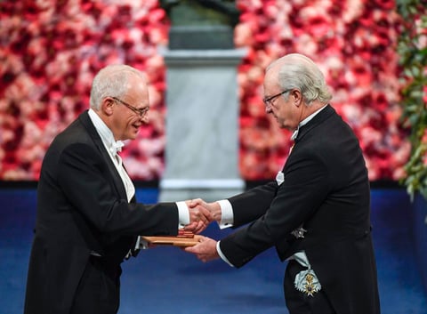 Por último, la Academia Sueca de las Ciencias en Estocolmo otorgó el Premio Nobel de Economía en forma conjunta al británico Oliver Hart y al finlandés Bengt Holmström “por sus contribuciones a la Teoría del Contrato”.