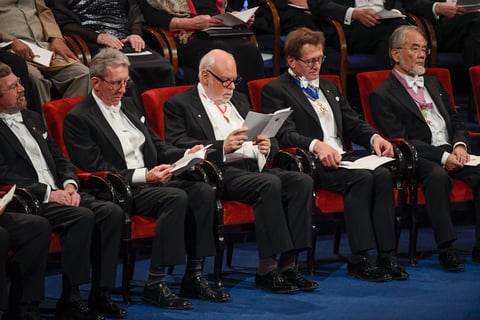 El Premio Nobel de Química fue conjuntamente para el francés Jean-Pierre Sauvage, el británico Fraser Stoddart y el holandés Bernard Feringa, por el diseño y síntesis de máquinas moleculares.