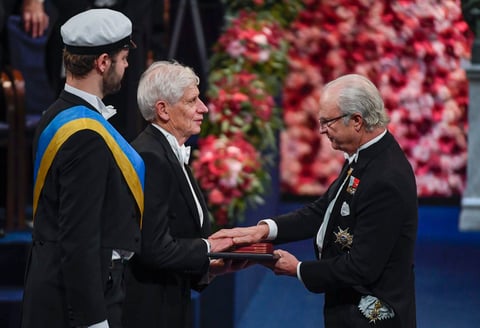 El Comité Sueco del Nobel entregó el premio de Física a los británicos David J. Thouless, Duncan Haldane y Michael Kosterlitz, quienes trabajan en universidades de Estados Unidos.