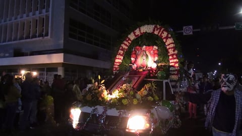 Arreglos florales adornando la imagen de la Guadalupana, era lo que le daba color a esta peregrinación lagunera.