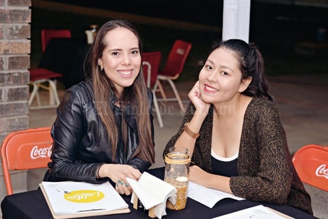 12122016 MUY CONTENTAS.  Karen y Becky.