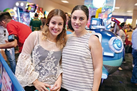 13122016 AMIGAS.  Andrea y Rocío.