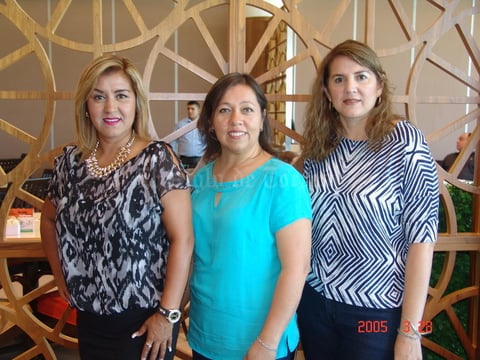 15122016 EN FESTEJO.  Janeth, Beatriz y María de Lourdes.