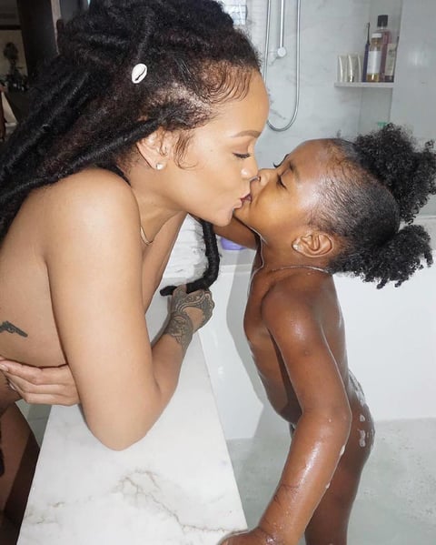 Rihanna vivió lo mismo. Es más que claro el amor que la cantante siente por su sobrina Majesty y en ese afán de compartir los mejores momentos a su lado, cometió el error de subir una foto en su cuenta de Instagram donde ambas estás desnudas en la bañera y dándose un beso en la boca, con el mensaje de “Incondicional”.