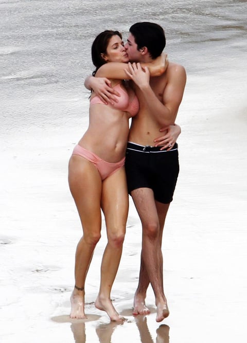 La súper modelo de los 90 Stephanie Seymour, protagonizó el año pasado uno de los paparazzi más polémicos, debido a que fue captada en la playa con su hijo Peter Brant un tanto fuera de lo común, en donde ambos están en la playa, abrazados y propinándose un cariñoso beso, por supuesto fueron fotos que dieron vuelta al mundo y generando comentarios de todo tipo.