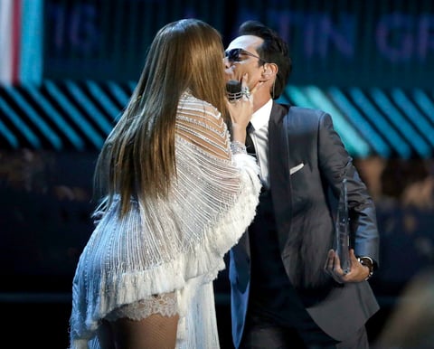 El beso de Marc Anthony con su ex JLo en los Grammy Latinos, que sin duda causó revuelo en la gente hizo que el cantante puertoriqueño se divorciara a días de este suseso de su esposa la modelo Shannon de Lima.