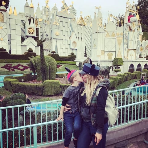 La actriz y cantante, Hillary Duff, compartió en Instagram una fotografía con su hijo Luca en Disneylandia, una imagen que no tendría nada en particular sino fuera porque está dándole un beso a su pequeño en los labios, de inmediato los comentarios que la calificaron de inapropiada no se hicieron esperar.