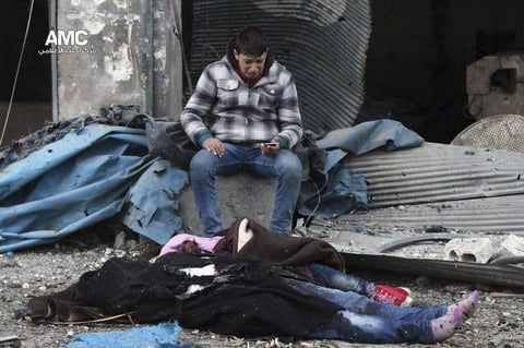 Un hombre que llora la pérdida de varios familiares, fallecidos tras el impacto de una bomba en el barrio de Yeb al Quebeh en Alepo.