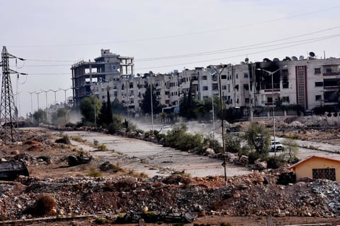 Edificios y escombros dañados se ven en las aldeas occidentales de Alepo del distrito de al-Assad.
