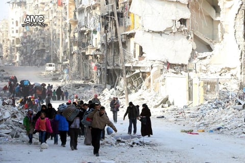 Civiles siendo evacuados del este de la ciudad de Alepo, Siria. La operación de evacuación de los asediados de Alepo fue suspendida coincidiendo con el sonido de varias explosiones en la zona.