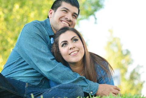 17122016 Emmanuel Salazar Ramírez y Melisa Sánchez Orozco llegan al altar de la Parroquia de la Virgen María de la Medalla Milagrosa hoy a las 18:00 horas para jurar amor eterno ante Dios. La recepción nupcial se ofrecerá en el Hotel Crowne Plaza, donde recibirán a familiares y amigos para pasar una noche increíble.