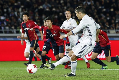 El Madrid apretó entonces los dientes y encontró pronto recompensa cuando el colegiado vio un penalti de Shuto sobre Lucas Vázquez que transformó Cristiano con potencia, raso y a la derecha del meta japonés.