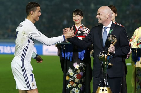 Gianini Infantino presidente de FIFA entregó el galardon a Cristiano Ronaldo.