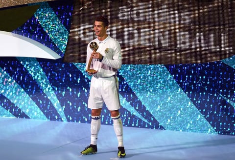 El delantero portugués, Cristiano Ronaldo recibió el premio a mejor jugador del torneo.
