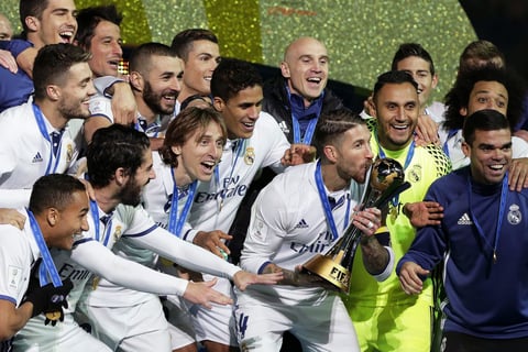Los jugadores celebran su trofeo.
