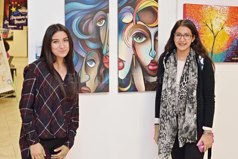 18122016 PRESENTES EN EXPOSICIóN.  Karla y Sofía.