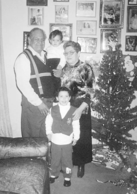 18122016 Familia Rivera Lara festejando la Navidad en 1980 con sus nietas,
Valeria y Karen Michell.