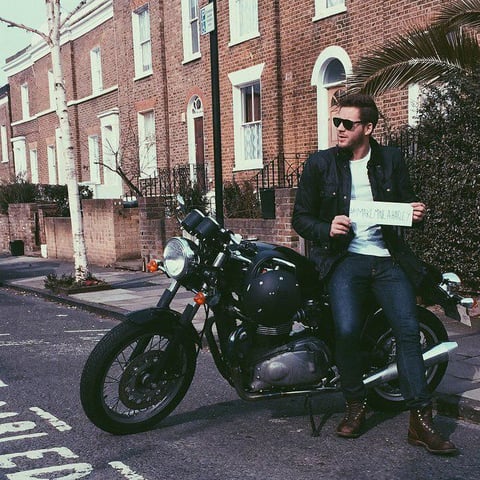 Tom, de tan solo 25 años ha sido pareja de la actriz Margot Robbie desde el 2014.