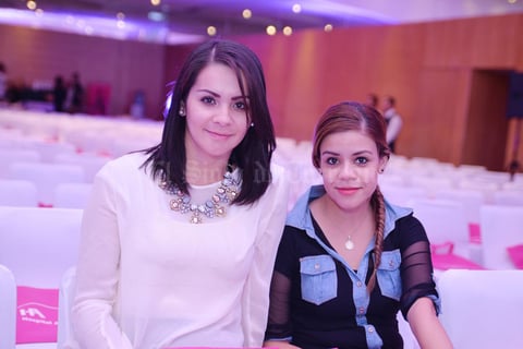 22122016 EN UNA CONFERENCIA.  Karen y Ana.