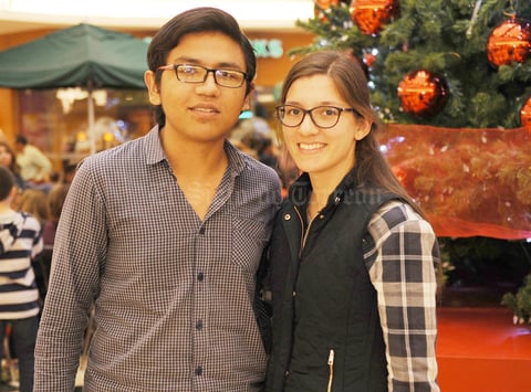 22122016 DE PASEO.  Jorge y Mary Carmen.