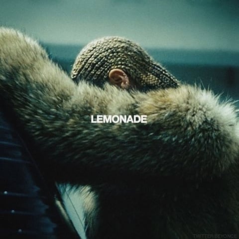 Lemonade (Sony), de Beyoncé: Volvió a revolucionar el modo tradicional de lanzamiento de un álbum, se alzó más firme que nunca frente a los excesos policiales contra la población negra, abundó en su giro hacia la música alternativa y, sobre todo, supo como nadie convertir su vida en sustento artístico, tornando sin pudor la historia real de una infidelidad en material para su grandeza.