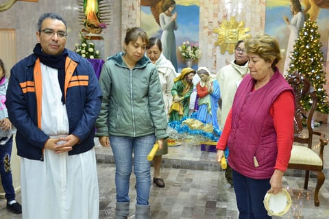 Y es así como en la colonia Nazario Ortiz se celebran las posadas. Primero, el padre Rafael llama a los fieles a participar en la misa, para después iniciar con la petición de posada.