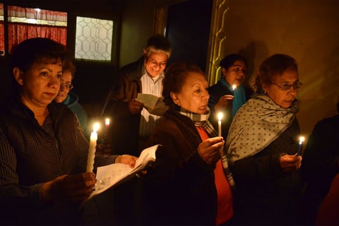 Al escuchar los cantos, la gente sale de sus casas para unirse y otros más sólo para simplemente observar lo que pasa en sus calles.