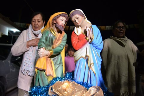 De inicio es un pequeño grupo de no más de 20 personas, el que sale de la capellanía cargando a los peregrinos, es decir, las imágenes de José y María, para recorrer las estrechas calles de la colonia con cantos para invitar a que se unan más fieles.
