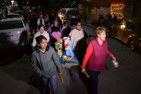 Identificar la casa en donde pedirán posada los peregrinos es fácil. Y es que frente a la casa marcada con el número 1582 norte de la calle Ildefonso Fuentes, cuelgan de una acera a otra, globos multicolores y serpentinas