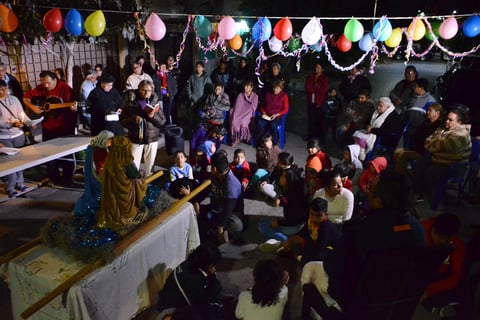 La gente de toda la comunidad se junta para recorrer las estrechas calles de la colonia con cantos para invitar a que se unan más fieles. Pero no se trata de los típicos cantos tristes y sin ritmo, sino modernas versiones de los tradicionales villancicos que se reproducen en bocina que un hombre en triciclo, la lleva para acompañar a los peregrinos.