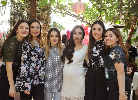 Con algunas de sus invitadas