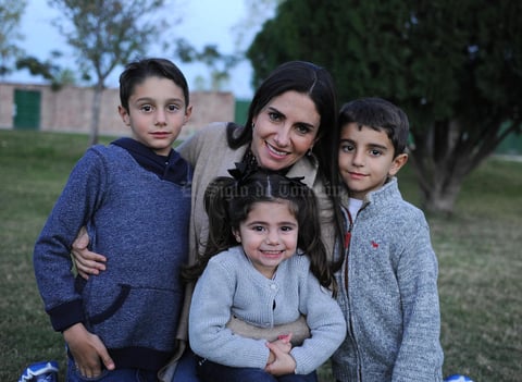 Laura con sus hijos, José León, Juan Pablo y Valeria