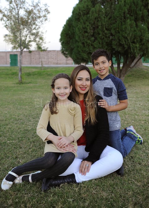 Priscila con sus hijos, Elías y Priscy