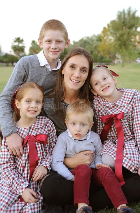 Titi con sus hijos, Diego, Renata, Regina y David