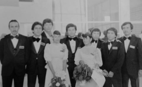 25122016 Martha Lourdes Robles, Claudia Moyita Dueñas, Heriberto Cano, Adolfo Silveira, Roberto Bañuelos, Juan Mesia, Pablo Salazar, Rafael Martínez y Jorge de León (f), en su graduación de M.V.Z. en la UAAAN Unidad Laguna en diciembre de 1981.