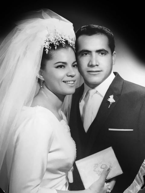 25122016 Concepción González Perez y Alfredo Sáenz García festejando su 50 aniversario de bodas. Se casaron el 11 de diciembre de 1966 en la Iglesia de la Sagrada Familia de la Colonia Las Rosas de Gómez Palacio, Dgo.