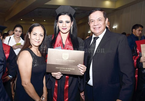 25122016 SE GRADúA.  Esperanza Soto Alonso con Esperanza Alonso de Soto y Arturo Soto.