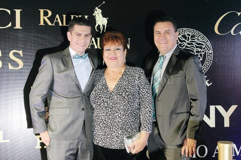 25122016 Ramona Elsa Martínez con sus hijos, Luis Carlos y Osvaldo.