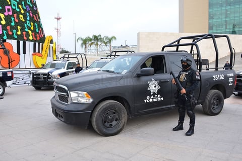 El alcalde Jorge Luis Morán Delgado entregó patrullas y equipamiento para corporaciones policiacas.