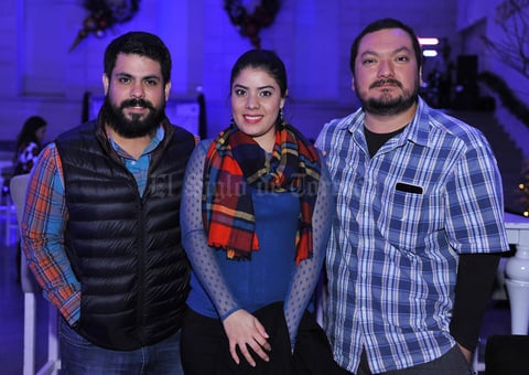 29122016 ENTRE AMIGOS.  Omar, Ilse y José Antonio.
