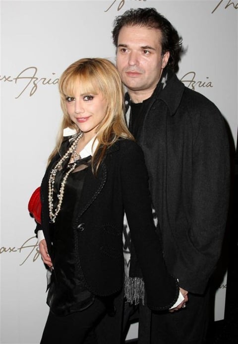 Estos casos no sólo atañen al ámbito de la sangre, pues también las familias conformadas por marido y mujer se han ido casi juntas. Así pasó con la actriz Brittany Murphy y Simon Monjack; mientras que la primera falleció en el 2009, seis meses después lo hizo con quien compartió cerca de tres años de relación. 
La causa que se declaró para la muerte de Murphy fue una neumonía, anemia, además de una intoxicación por drogas, mismas que después se le adjudicarían a su compañero por lo que incluso la policía abrió una investigación para saber si en la casa habían hongos tóxicos, lo que la familia negó.