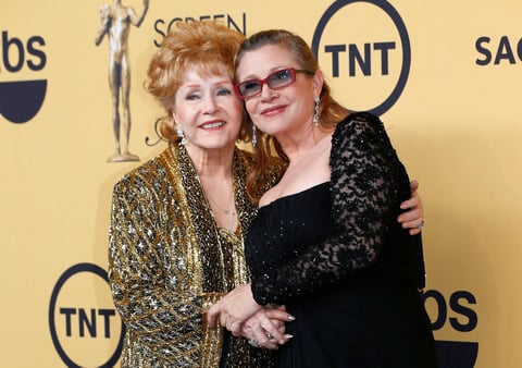 Al mundo entero sorprendió la reciente muerte de la actriz Carrie Fisher, una princesa que quedará en el corazón de muchos de los aficionados a su trabajo.
A raíz del ataque al corazón que sufrió en un avión no resistió más al igual que su madre Debbie Reynolds, quien en los preparativos del funeral de su hija, solamente un día después, fue derrotada por un derrame cerebral.