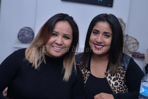 30122016 AMIGAS.  Valeria y Mariel.