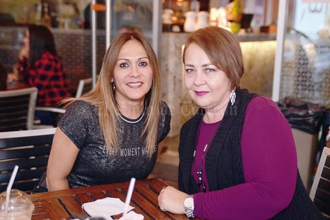 01012017 EN SU LUGAR FAVORITO.  Sonia y Adela.