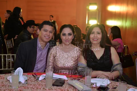 02012017 EN RECIENTE FESTEJO.  Gerardo, Viridiana y Claudia.