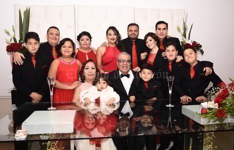 02012017 BODAS DE RUBí.  María Luisa Umaña y Enrique Facio Méndez acompañados de sus hijos, Enrique, Luisa María y José Alfredo, y sus nietos, en su festejo por 40 años de feliz matrimonio.