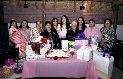 02012017 POR CASARSE.  Nylza Gabriela Ramírez Vargas en la fiesta de despedida que le organizaron Sanjuana Vargas García y Eustacia Martínez Robledo.