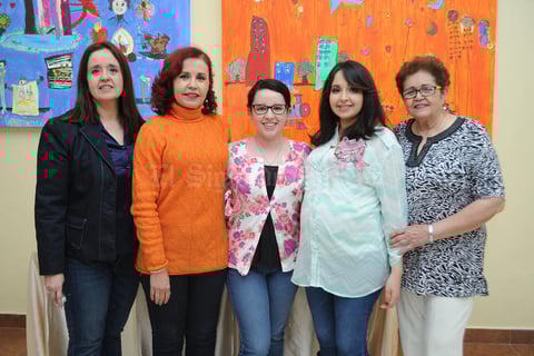 02012017 FIESTA DE CANASTILLA.  Diana Richards acompañada de Lupita, Elvira, Olivia y Olivia, en el baby shower que le organizaron por el nacimiento de su bebé, a la que llamará Regina.