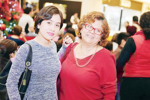 03012017 EN EL MALL.  Paulina y Rosa Elena.
